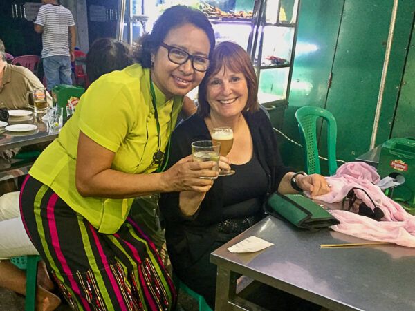 Zwei Frauen in einer Bierkneipe in Yangon