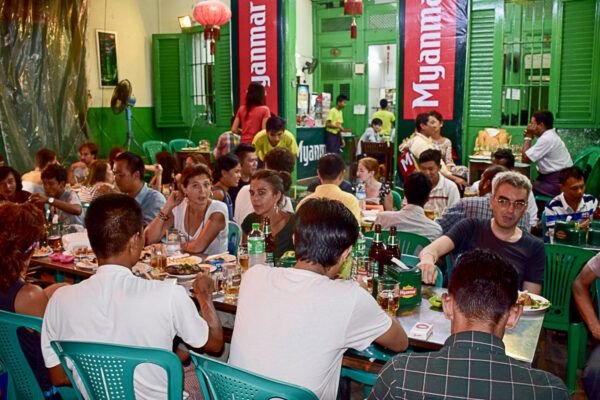 Besucher in einer Kneipe in Yangon