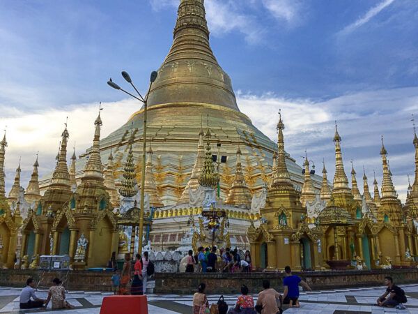 Abendzeremonie an der Shwedagon-Pagode in Yangon