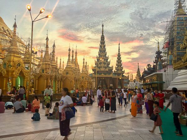 Abendzeremonie an der Shwedagon-Pagode in Yangon