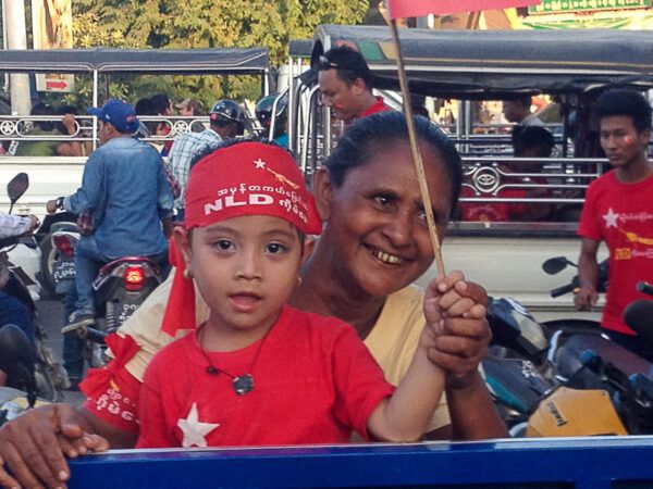 Großmutter und Enkel feiern den Sieg der Demokratie in Yangon 2015