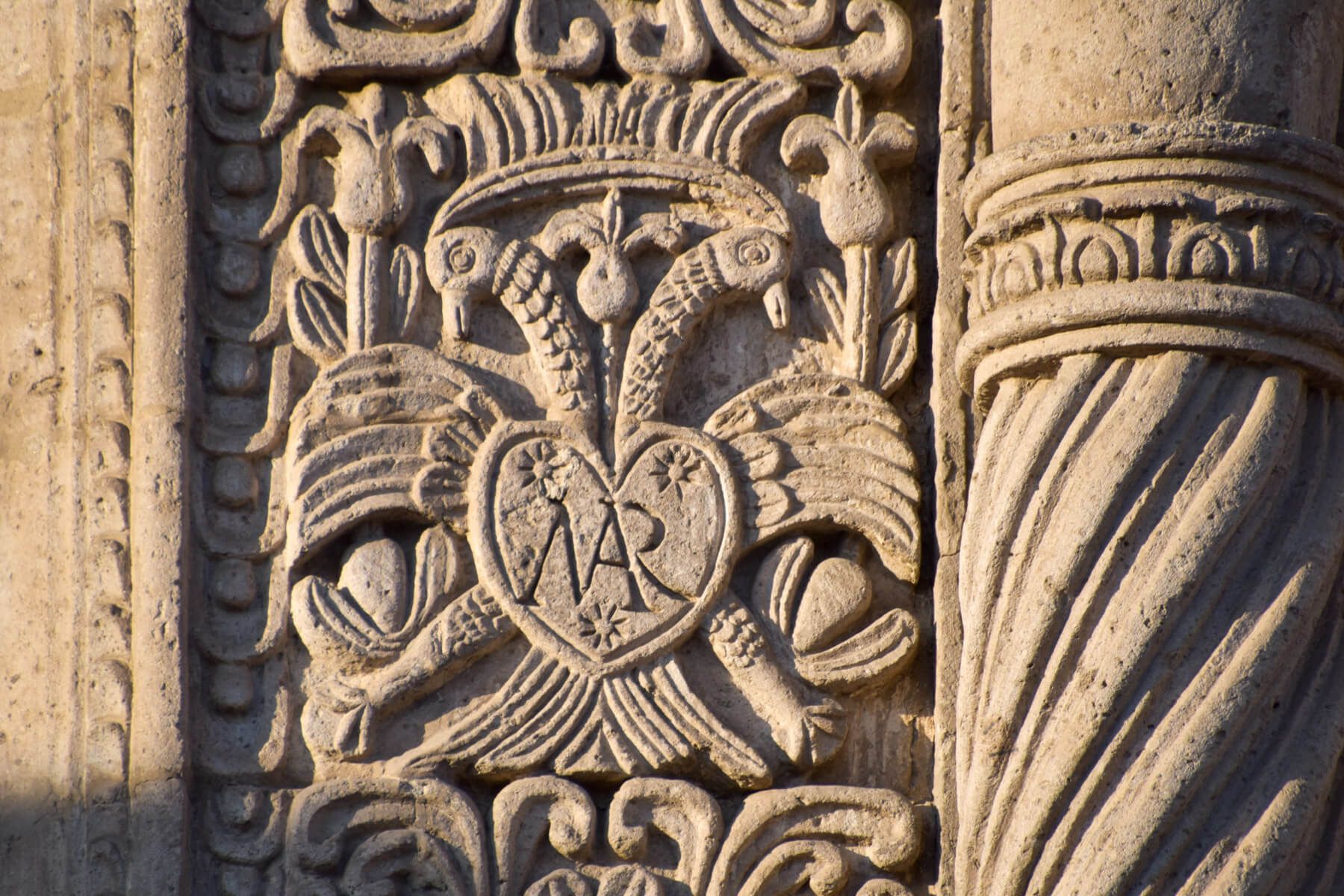 Habsburgerwappen am Kirchenportal
