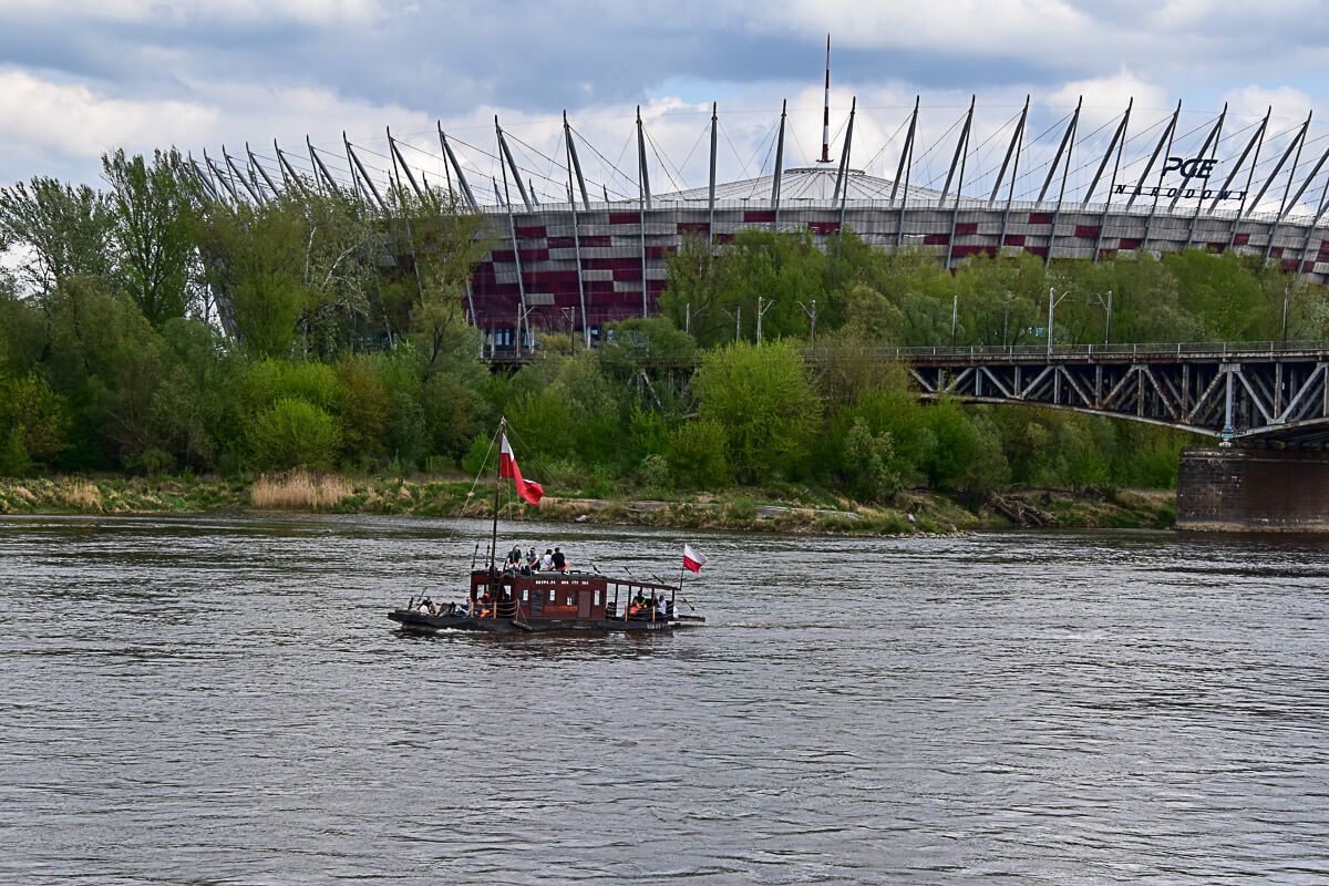 Weichselboot vor dem Fußballstadion
