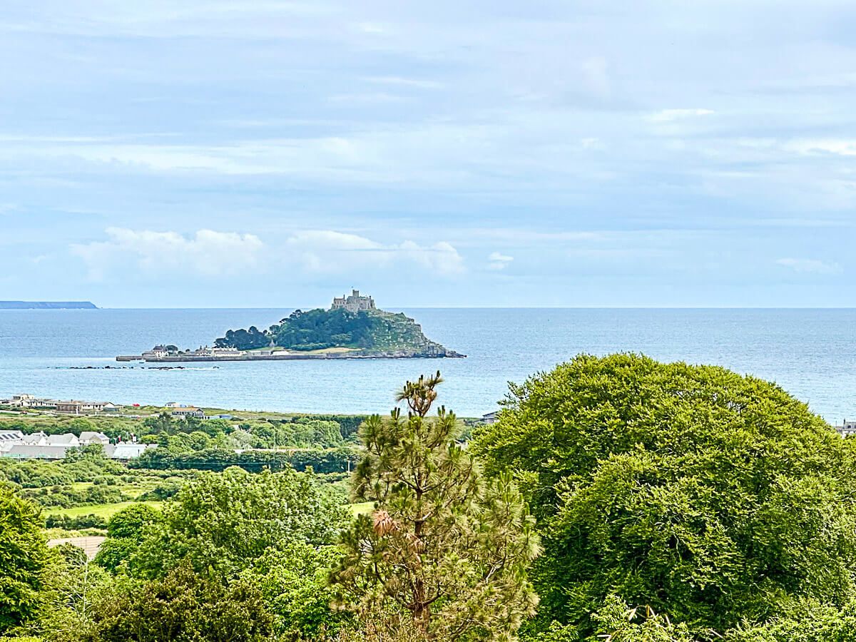 Blick über Buchland bis zu einer Felsinsel im Meer