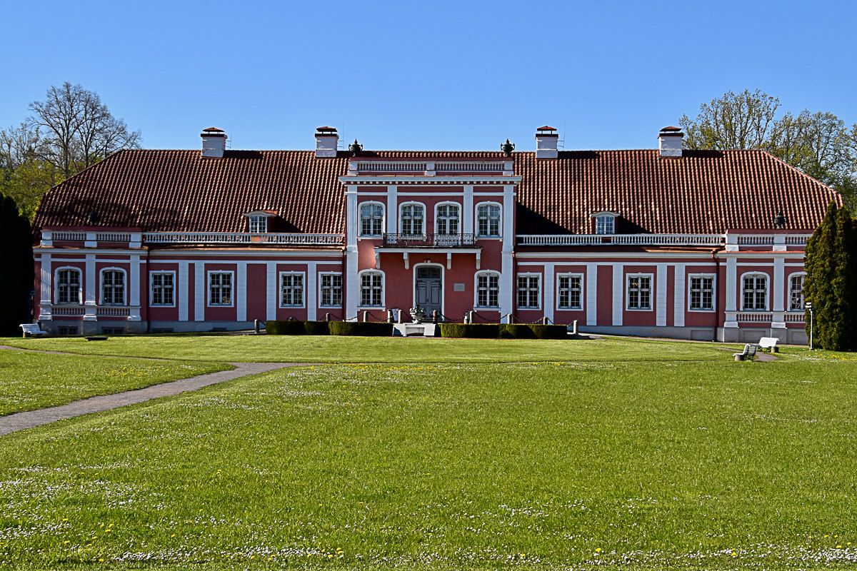 Roadtrip Estland 1 Woche: Ostseeküste, Moore und eine coole Hauptstadt 37 ehemaliger deutscher Gutshof mit rostrotem Hauptgebäude