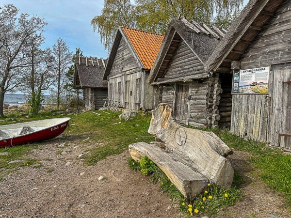 Roadtrip Estland 1 Woche: Ostseeküste, Moore und eine coole Hauptstadt 30 Fischerdorf an der Ostsee, hier Holzschuppen am Strand