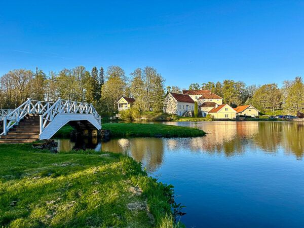 Roadtrip Estland 1 Woche: Ostseeküste, Moore und eine coole Hauptstadt 45 Blick auf das Gutshof-Hotel Vihula mit See und Brücke davor