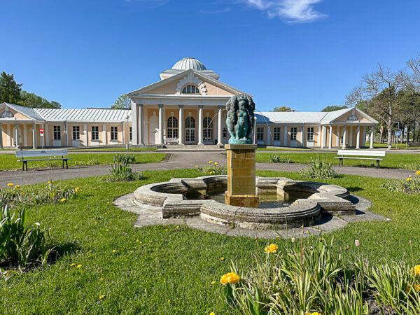 Roadtrip Estland 1 Woche: Ostseeküste, Moore und eine coole Hauptstadt 48 Kurbad in Pärnu mit Brunnen davor