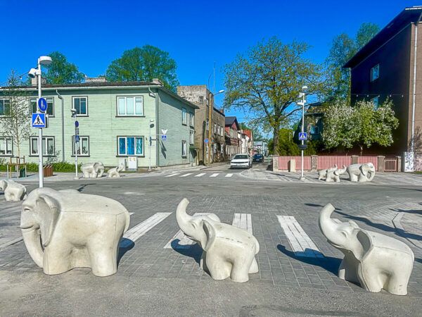 Roadtrip Estland 1 Woche: Ostseeküste, Moore und eine coole Hauptstadt 53 Elefantenparade in Pärnu