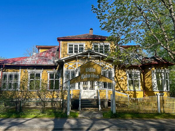 Roadtrip Estland 1 Woche: Ostseeküste, Moore und eine coole Hauptstadt 47 Gelbes Holzhaus