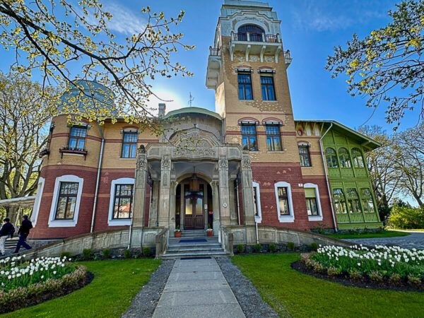 Roadtrip Estland 1 Woche: Ostseeküste, Moore und eine coole Hauptstadt 57 Jugendstilhotel mit Turm inmitten eines Gartens