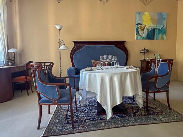Roadtrip Estland 1 Woche: Ostseeküste, Moore und eine coole Hauptstadt 56 Gedeckter Tisch im Zimmer eines Jugenstilhotels