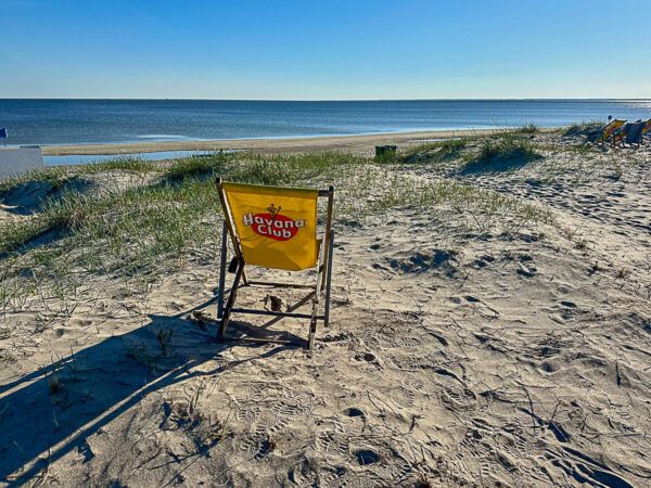 Roadtrip Estland 1 Woche: Ostseeküste, Moore und eine coole Hauptstadt 50 Liegestuhl in den Dünen, dahinter das Meer