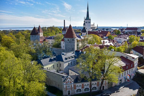 Roadtrip Estland 1 Woche: Ostseeküste, Moore und eine coole Hauptstadt 8 Blick auf die Altstadt von Tallinn mit ihren Türmen. Dahinter das Meer.