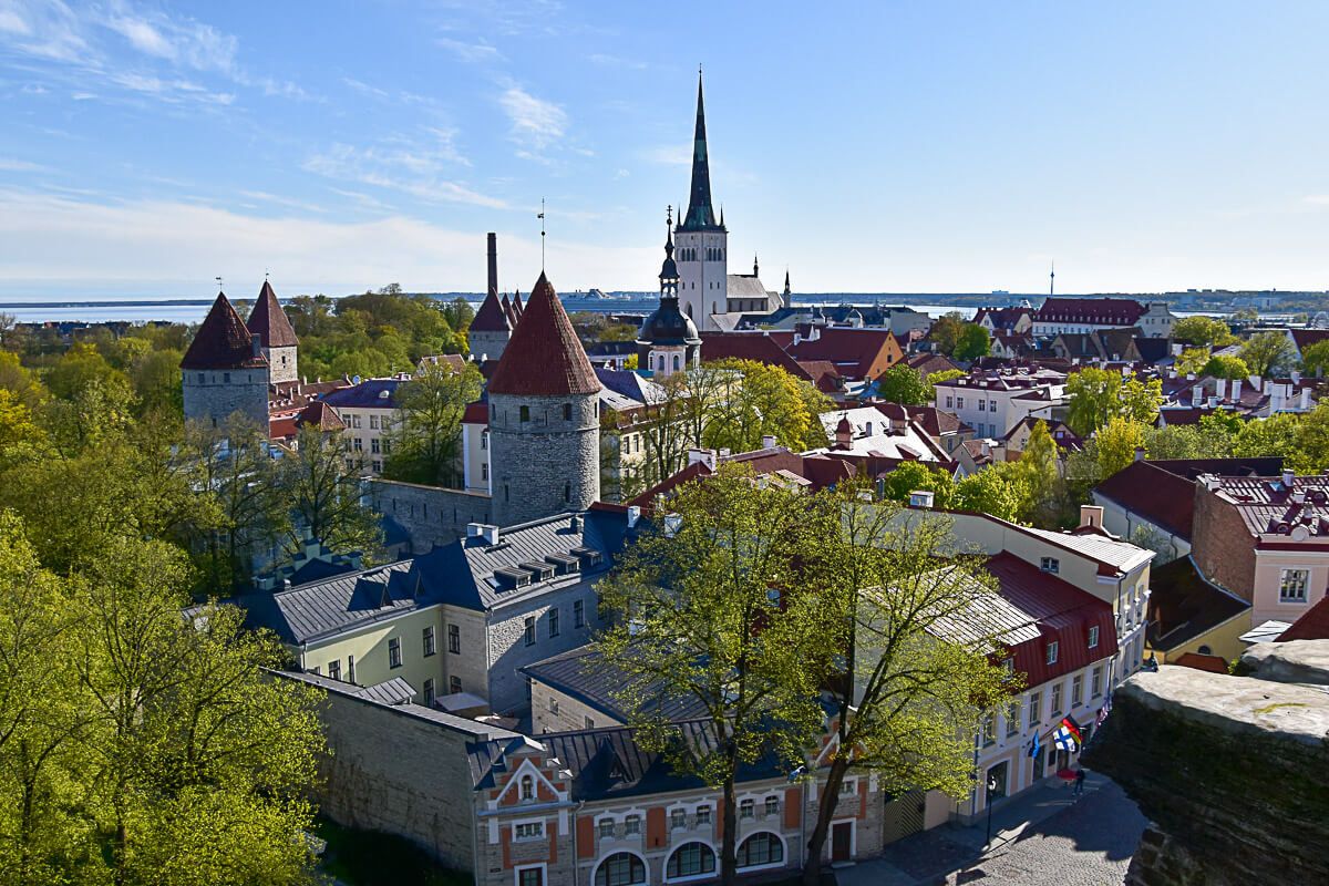Roadtrip Estland 1 Woche: Ostseeküste, Moore und eine coole Hauptstadt 9 Blick auf die Altstadt von Tallinn mit ihren Türmen. Dahinter das Meer.