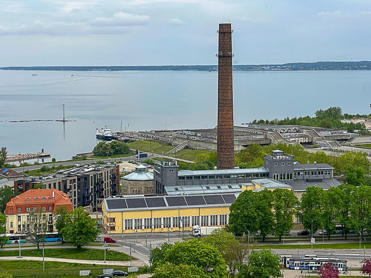 Blick auf die Linnhall am Meer, heute ein Lost Place. Davor ein riesiger Fabrikschornstein