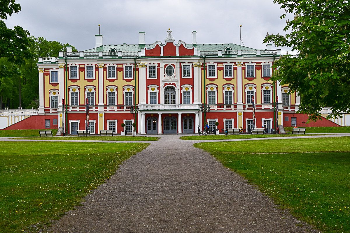 Roadtrip Estland 1 Woche: Ostseeküste, Moore und eine coole Hauptstadt 17 Schauseite eines Palastes in rot und gelb
