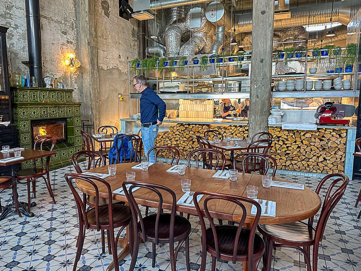 Stylisches Lokal mit Holzscheiten und Kamin