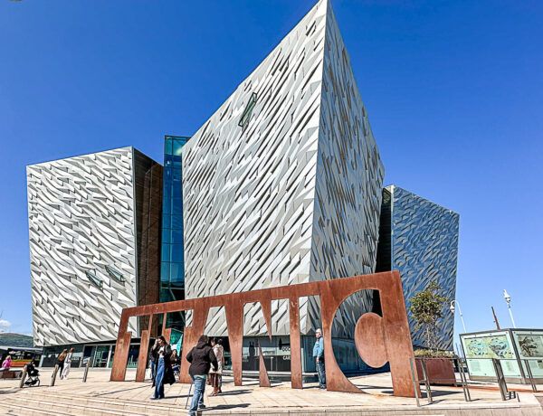 Das Titanic Museum in form eines Schiffs mit dem Schriftzug davor