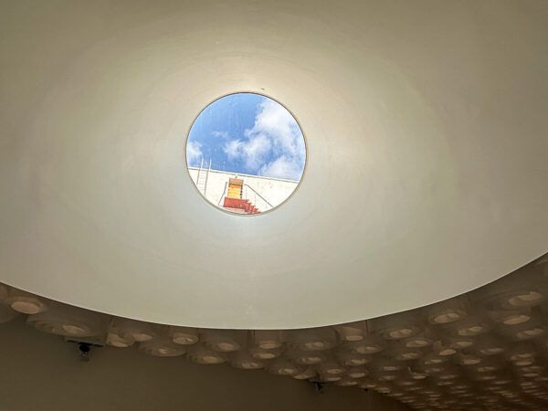 Eine coole nordische Schönheit: 3 Tage Helsinki – Reisetipps für deinen Städtetrip 37 Guckauge in der Decke eines modernen Museums