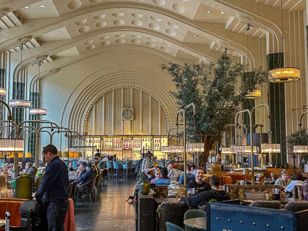 Eine coole nordische Schönheit: 3 Tage Helsinki – Reisetipps für deinen Städtetrip 24 3 Tage Helsinki: elegantes Restaurant iim Jugendstilbahnhof