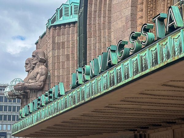 Eine coole nordische Schönheit: 3 Tage Helsinki – Reisetipps für deinen Städtetrip 6 3 Tage Helsinki:Bahnhof mit Jugendstilelementen