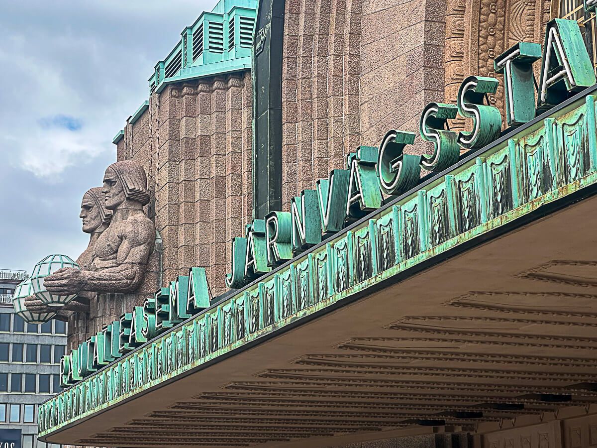 Mit dem Zug durch Finnland: Helsinki – Turku – Tampere 16 Helsinki: Jugendstilmotive an der Hauptfassade des Hauptbahnhofs