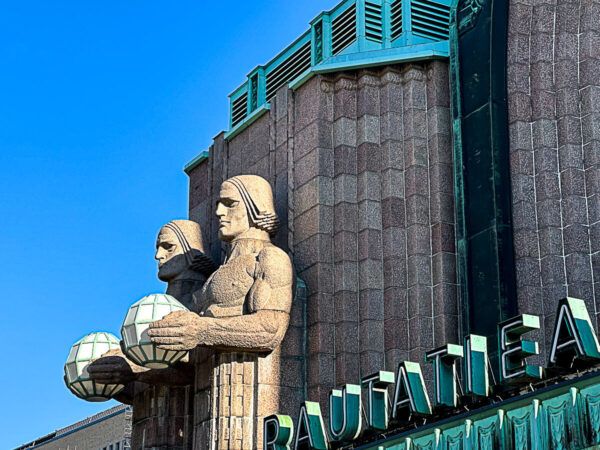 Mit dem Zug durch Finnland: Helsinki – Turku – Tampere 7 Mit dem Zug durch Finnland: Jungendstilmotive am Hauptbahnhof in Helsinki