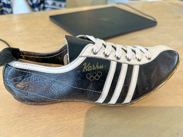 Eine coole nordische Schönheit: 3 Tage Helsinki – Reisetipps für deinen Städtetrip 69 altmodischer Turnschuhe mit Adidas-Streifen