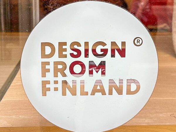 Eine coole nordische Schönheit: 3 Tage Helsinki – Reisetipps für deinen Städtetrip 68 Schild mit "Design from Finland"