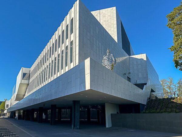 Mit dem Zug durch Finnland: Helsinki – Turku – Tampere 15 Helsinki: schneeweißer Bau der Finnlandia-Halle