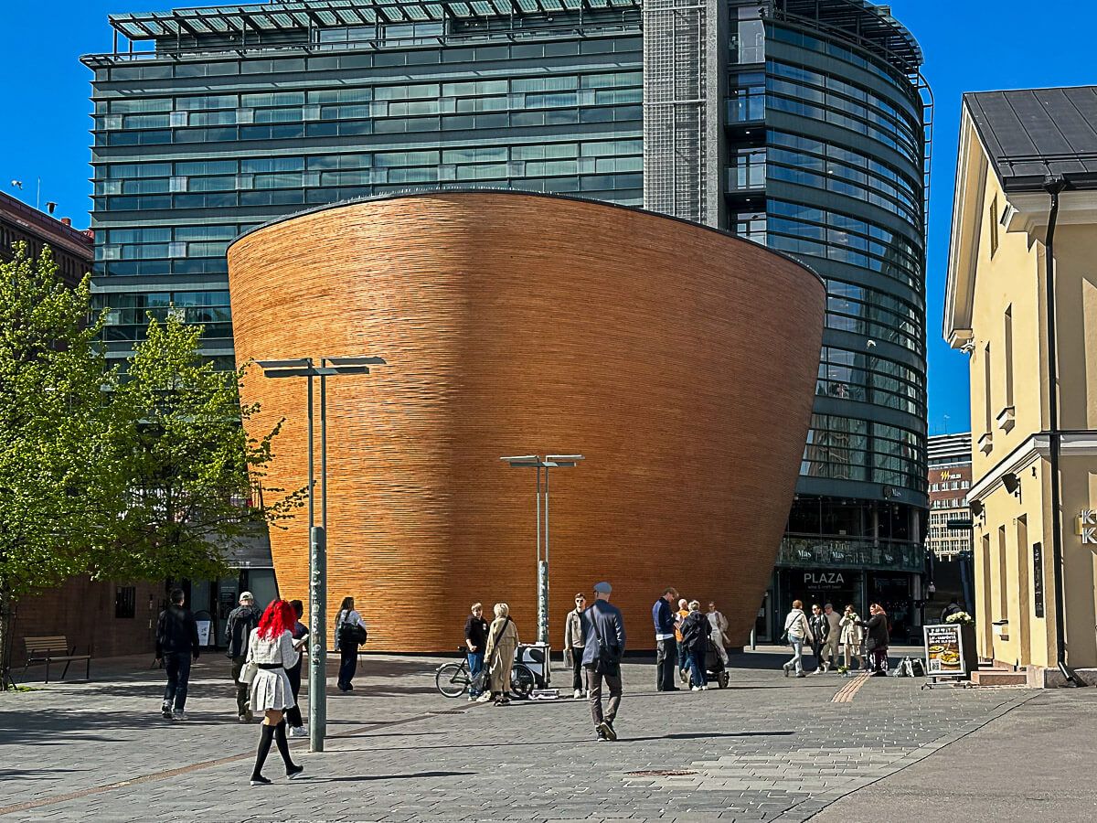 Eine coole nordische Schönheit: 3 Tage Helsinki – Reisetipps für deinen Städtetrip 39 kreativer Bau einer Kapelle aus Holz mitten im Stadtzentrum