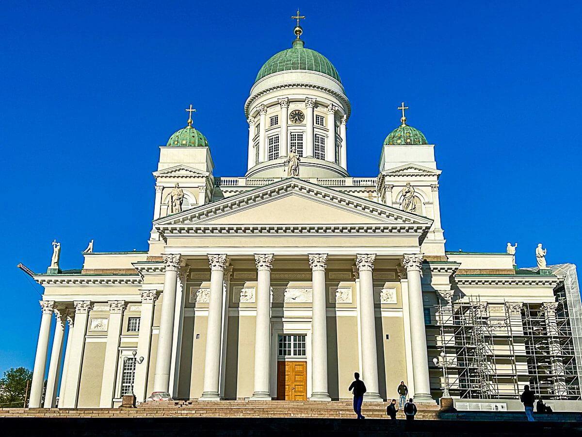 Eine coole nordische Schönheit: 3 Tage Helsinki – Reisetipps für deinen Städtetrip 15 3 Tage Helsinki: der weiße Dom in Helsinki im klassizistischen Stil mit einer grünen Kuppel