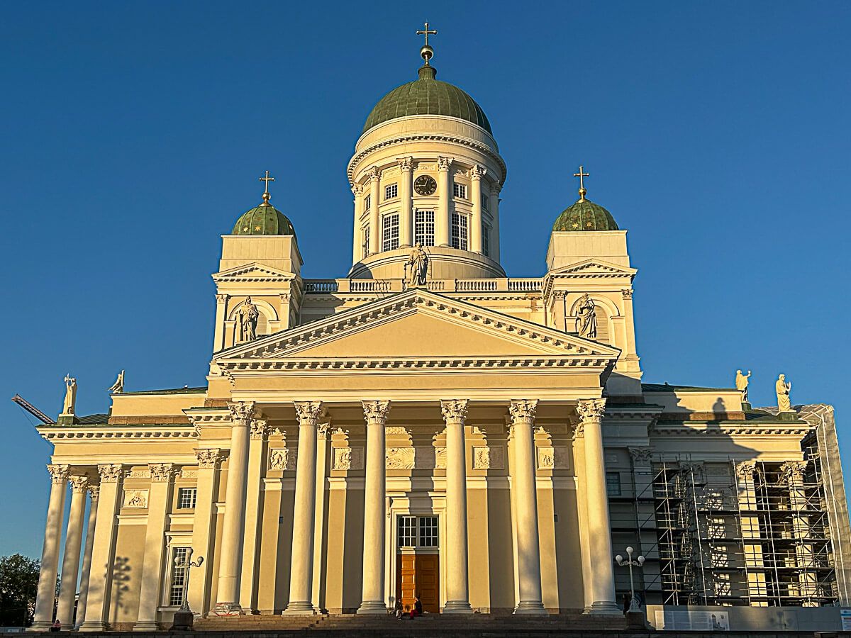 Mit dem Zug durch Finnland: Helsinki – Turku – Tampere 9 Helsinki: die klassizistische Kathedrale im Abendlicht