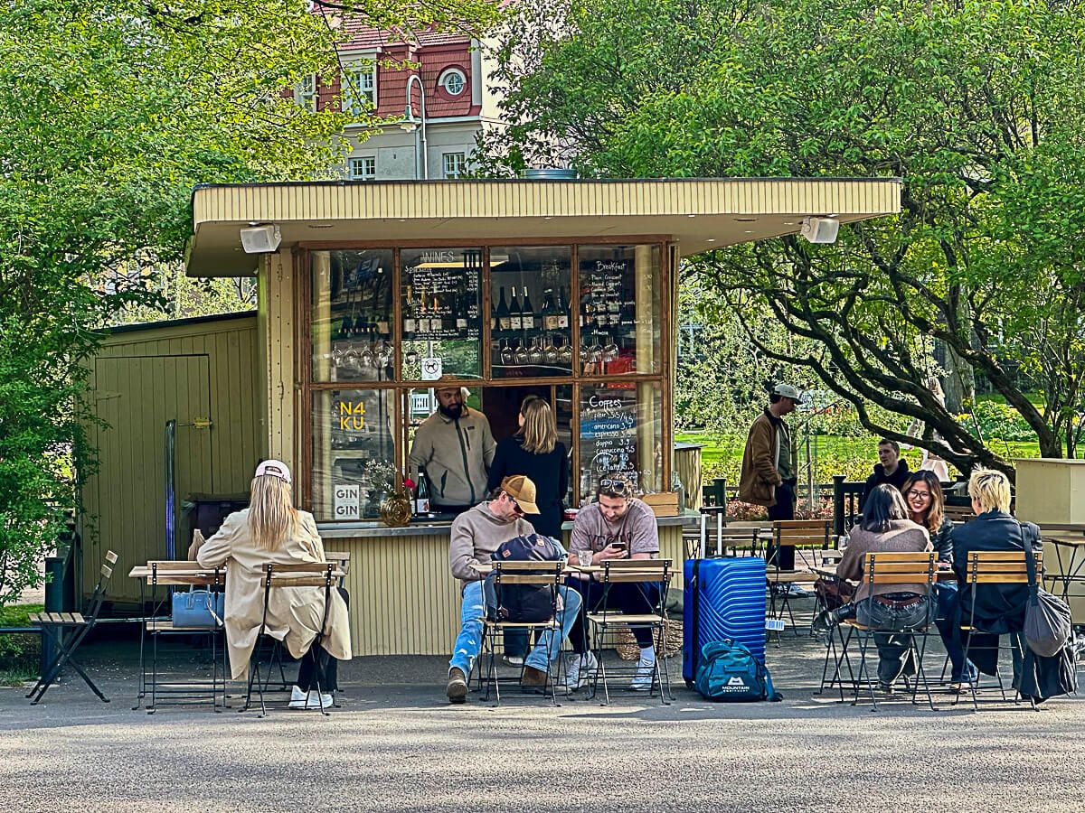 Eine coole nordische Schönheit: 3 Tage Helsinki – Reisetipps für deinen Städtetrip 56 ein Café in einem alten Kiosk mit Menschen an Tischen davor