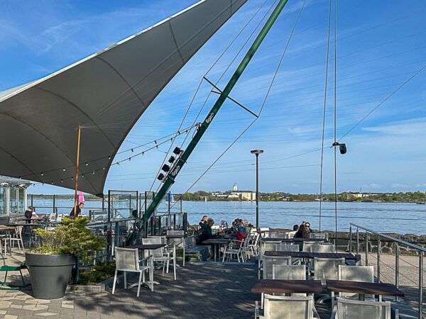 Eine coole nordische Schönheit: 3 Tage Helsinki – Reisetipps für deinen Städtetrip 59 Café unter Sonnensegeln am Meer