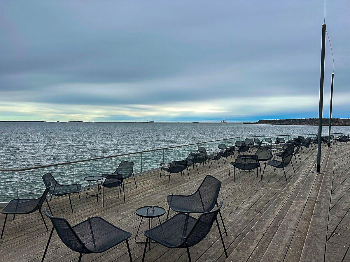 Eine coole nordische Schönheit: 3 Tage Helsinki – Reisetipps für deinen Städtetrip 51 Terrasse am Meer mit vielen leeren Stühlen