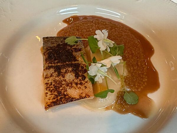 Mit dem Zug durch Finnland: Helsinki – Turku – Tampere 61 Mit Blüten dekorierter Fisch in einem Restaurant in Helsinki