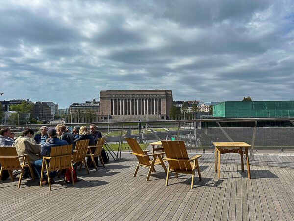 Eine coole nordische Schönheit: 3 Tage Helsinki – Reisetipps für deinen Städtetrip 29 Dachterrasse der Bibliothek Oodi mit Blick aufs Parlament