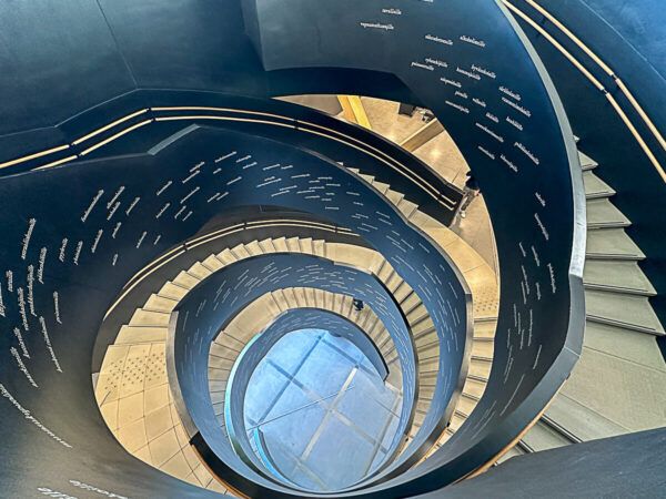 Eine coole nordische Schönheit: 3 Tage Helsinki – Reisetipps für deinen Städtetrip 28 Spiralförmiges Treppenhaus