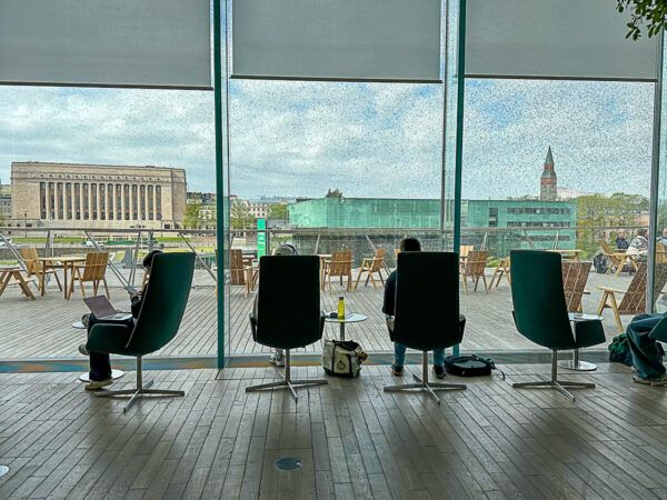 Eine coole nordische Schönheit: 3 Tage Helsinki – Reisetipps für deinen Städtetrip 30 Lesesessel der Bibliothek Oodi mit Blick aufs Parlament