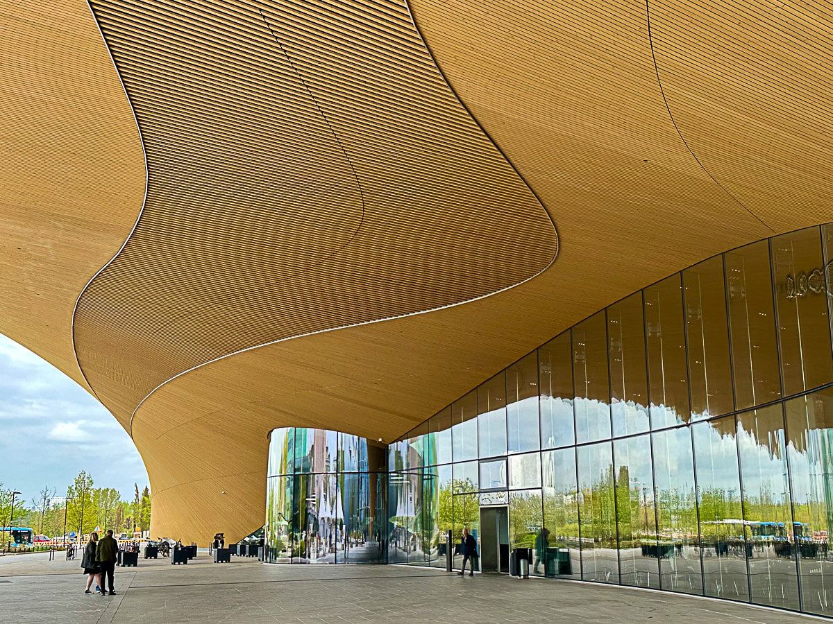Eine coole nordische Schönheit: 3 Tage Helsinki – Reisetipps für deinen Städtetrip 27 Vordach der Bibliothek Oodi mit Menschen davor