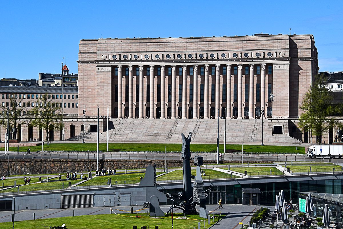 Eine coole nordische Schönheit: 3 Tage Helsinki – Reisetipps für deinen Städtetrip 32 Blick auf das Parlament mit Säulenhalle