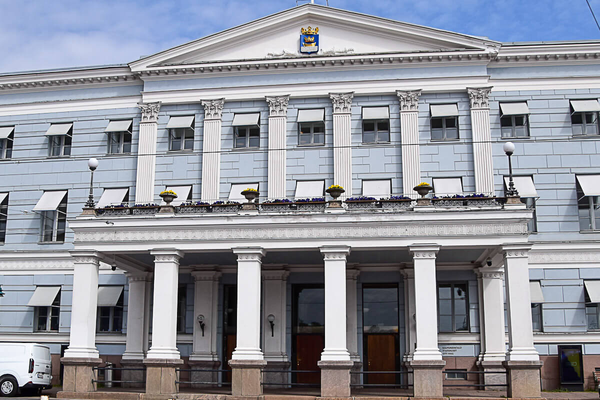 Eine coole nordische Schönheit: 3 Tage Helsinki – Reisetipps für deinen Städtetrip 20 3 Tage Helsinki: klassizistisches Gebäude in Weiß und Hellblau