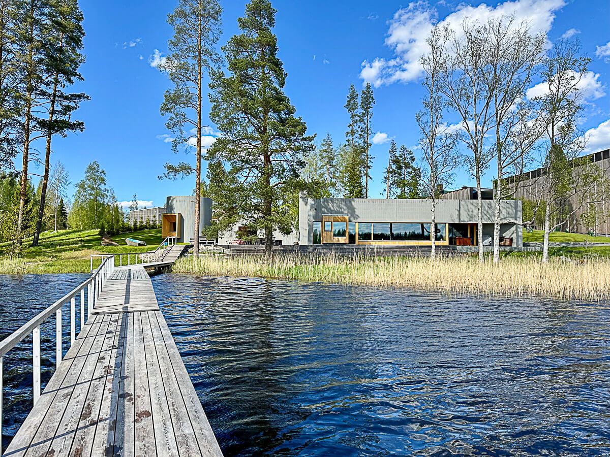 Mit dem Zug durch Finnland: Helsinki – Turku – Tampere 96 Serlachius: Kunstsauna mit Steg im See