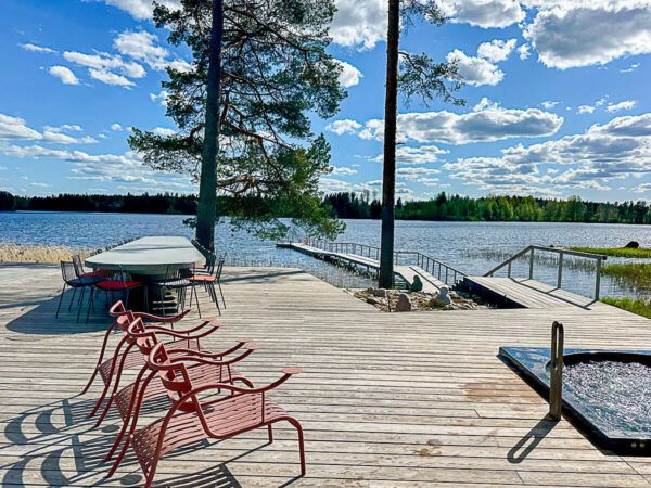 Mit dem Zug durch Finnland: Helsinki – Turku – Tampere 91 Serlachius: Holzplattform der Kunstsauna mit Whirlpool, Liegestühlen und Steg zum See
