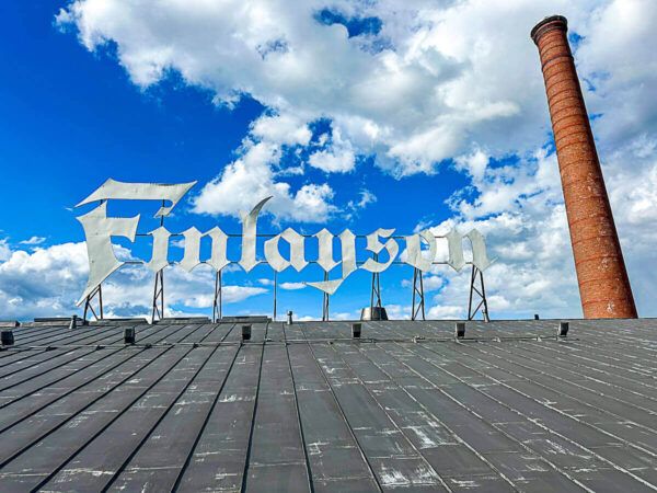 Mit dem Zug durch Finnland: Helsinki – Turku – Tampere 74 Tampere: Dach eines Industriegebäudes mit Schornstein aus Backstein