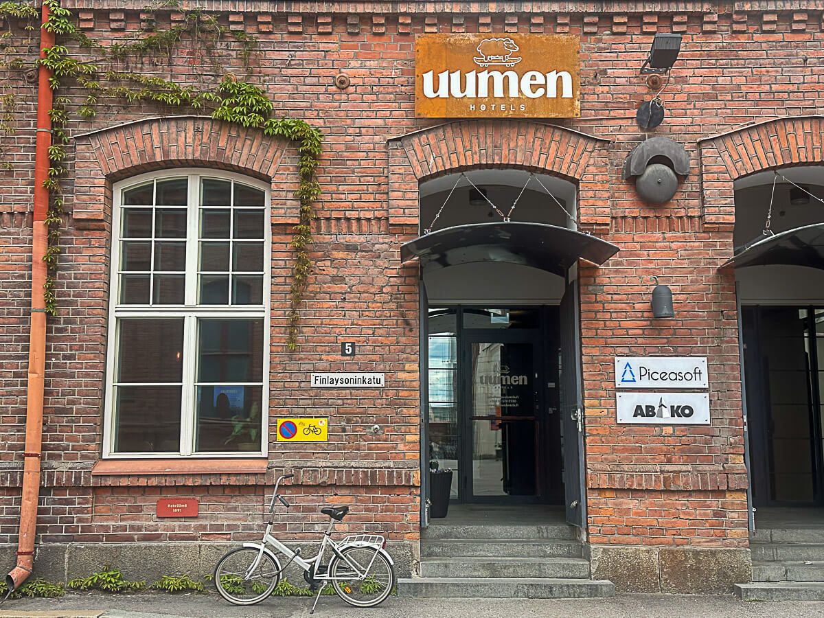 Mit dem Zug durch Finnland: Helsinki – Turku – Tampere 105 Hotel aus Backstein im Finlayson-Areal
