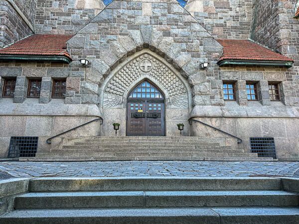 Mit dem Zug durch Finnland: Helsinki – Turku – Tampere 67 Tampere: Jugendstilportal der Kathedrale