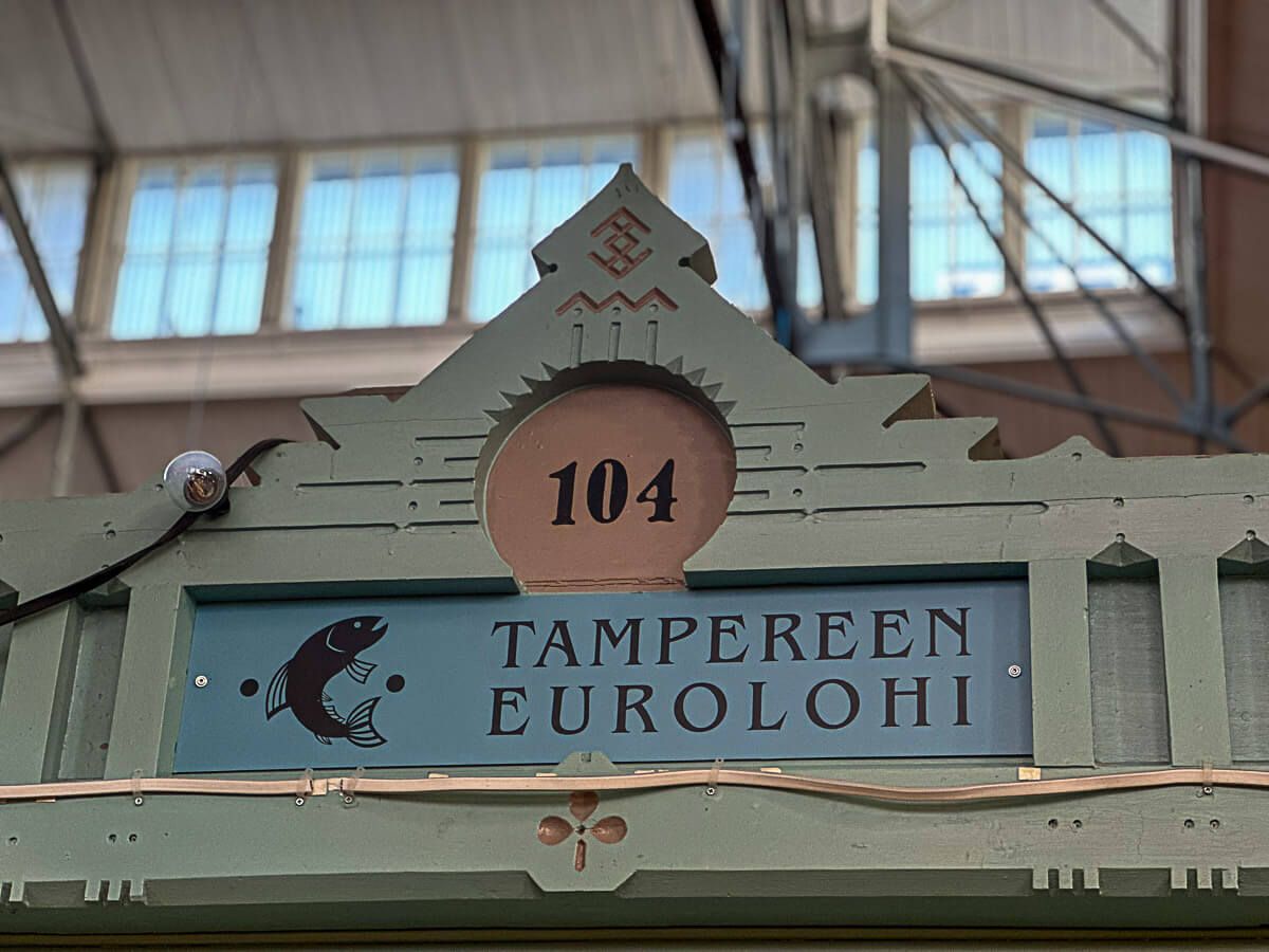 Mit dem Zug durch Finnland: Helsinki – Turku – Tampere 83 Tampere: Stand in der Jugendstilmarkthalle